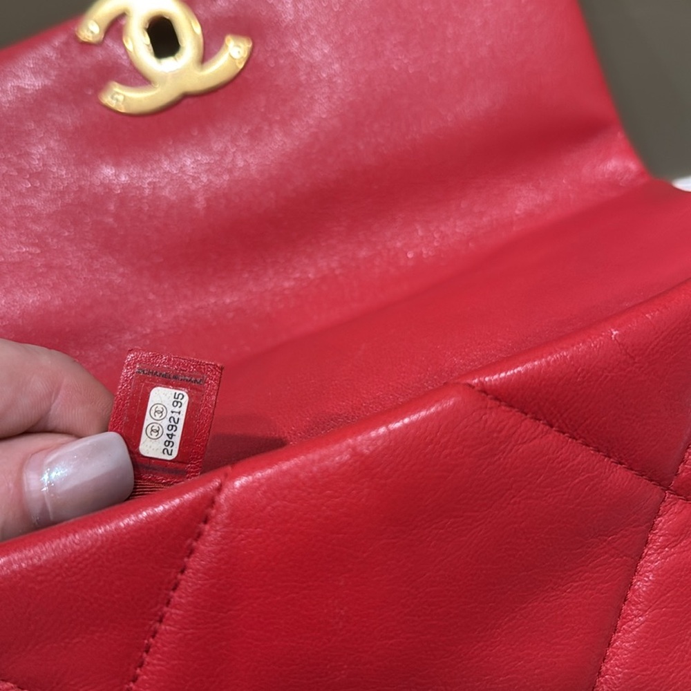 CHANEL 19 red small quilted lamb skin with two tone hardware in excellent cond - Picture 7 of 8